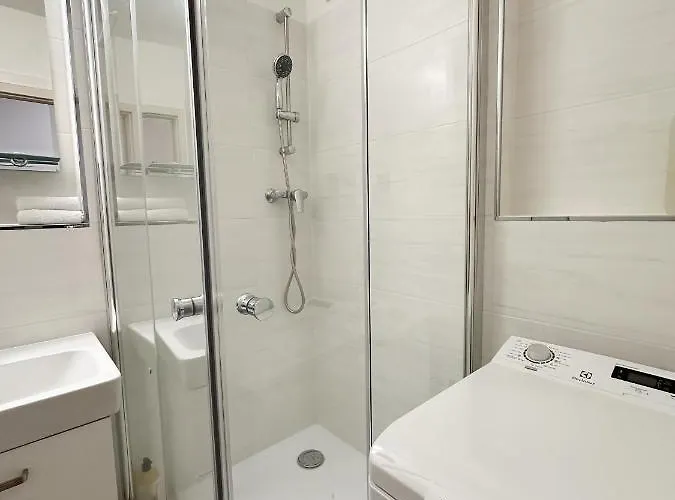 Simcity I Free Parking,24 7 Self Check-in, Balcony, Quiet Location With Easy Transportation To Square *