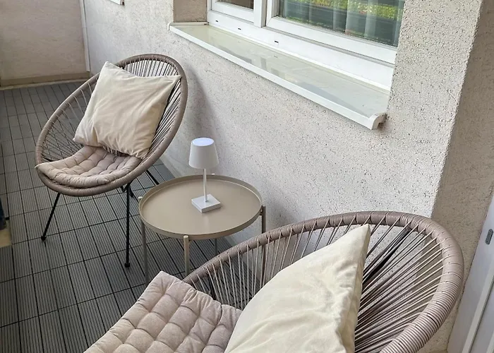 Simcity I Free Parking,24 7 Self Check-in, Balcony, Quiet Location With Easy Transportation To Square