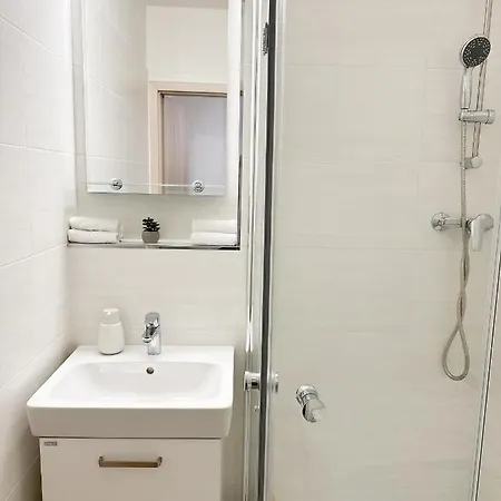 Simcity I Free Parking,24 7 Self Check-in, Balcony, Quiet Location With Easy Transportation To Square * Bratislava