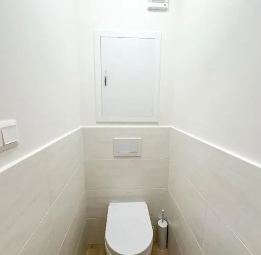 Simcity I Free Parking,24 7 Self Check-in, Balcony, Quiet Location With Easy Transportation To Square